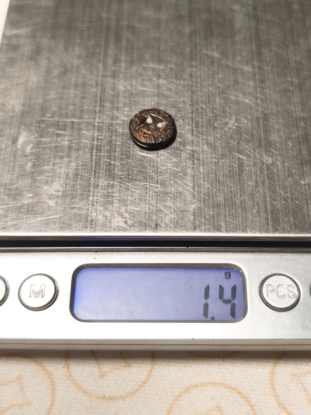 抚柳草堂-第十一期章牌钱币  奖章勋章限时免佣 满百包邮 放漏专场 三佛齐王国末期至满者伯夷王国早期打制小银币 1.4g重 正面有檀香花徽记，背面爪哇岛文，面值1 Unit或称Masa