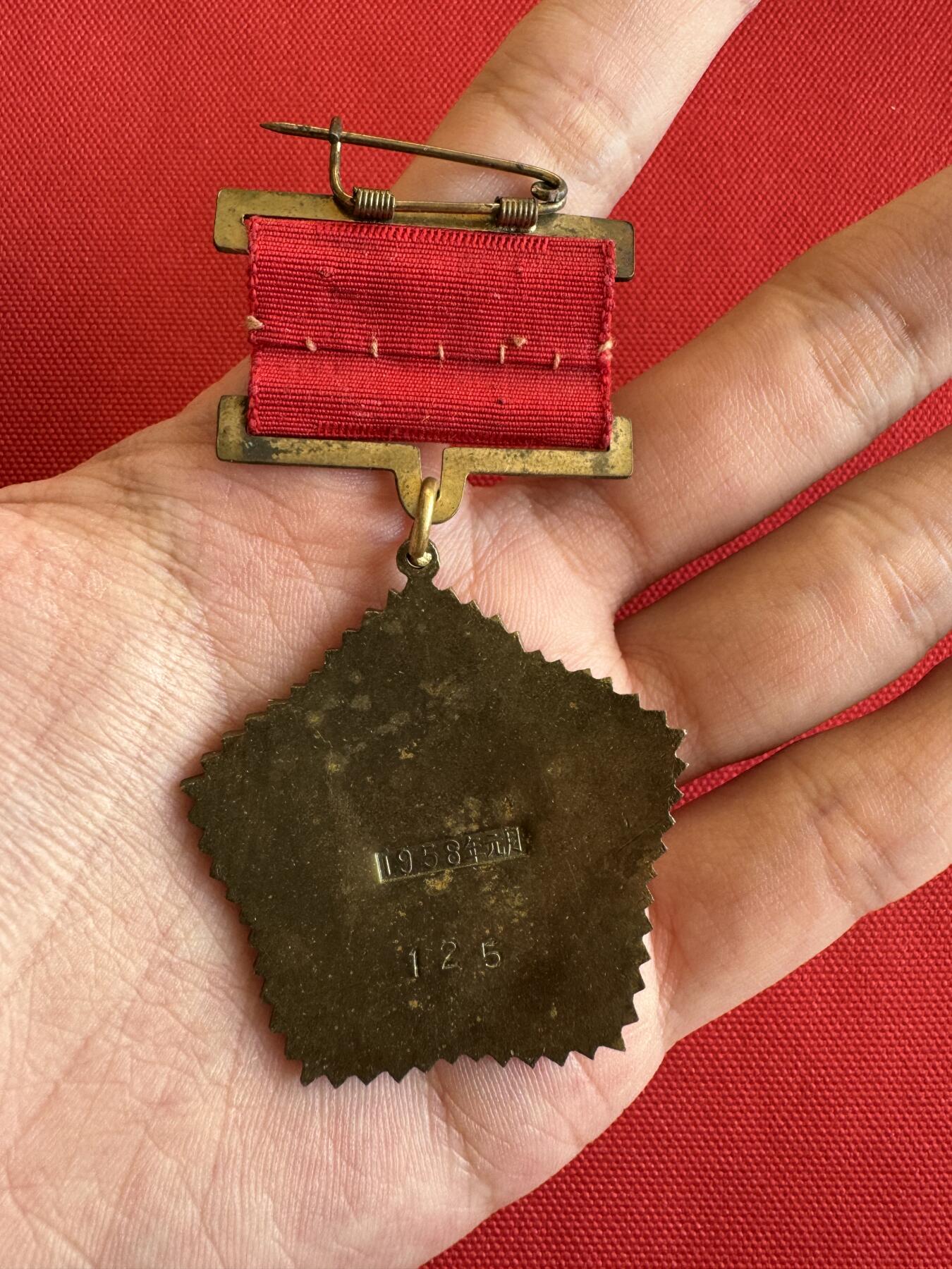 五哥徽章群   28号周三晚上八点4群联拍 铜章