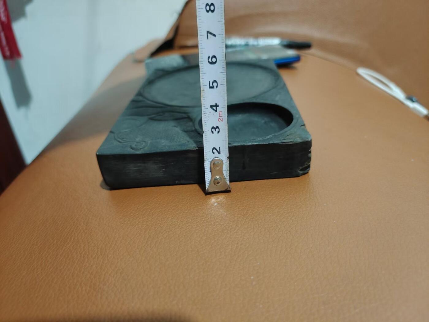 清代老石砚台，双池设计，雕刻图案，石质厚重，整体厚重感强。尺寸具体见图。老物件，有正常使用痕迹，边角有磕碰，品相看看图，所见即所得