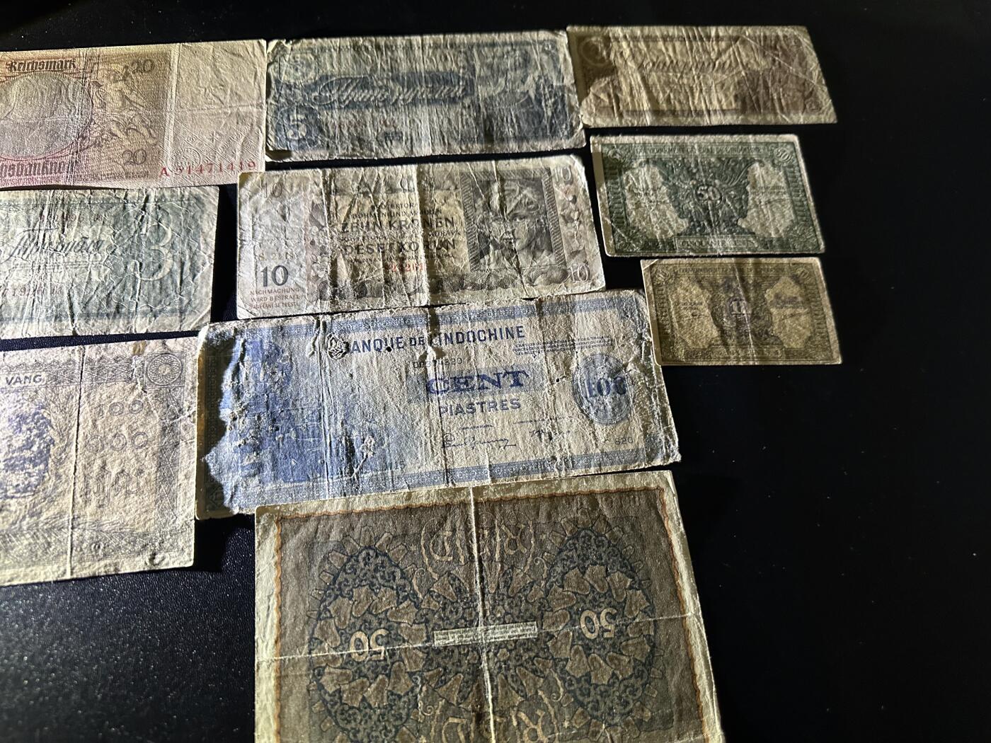 《外钞收藏家》第六百零五期（精选场）（本平台长期征集拍品、欢迎藏友们联系合作） 东方汇理银行、捷克等老版纸币 10张一起 非全新 品相如图