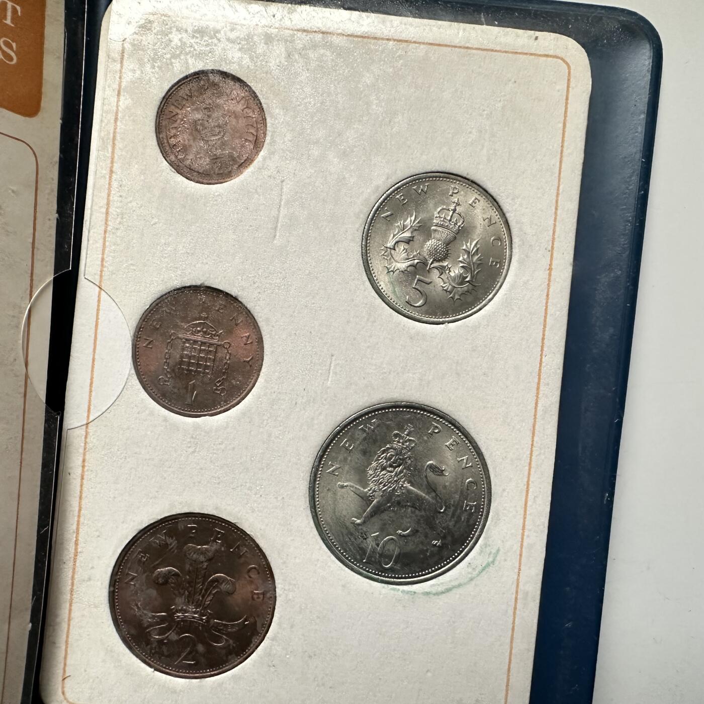 🌹外币初藏🌹🐯2026年第13场  每周二四六晚8️⃣点 接代拍 英国十进制新便士五枚套原装册 b