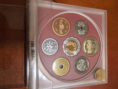 长老汇蛇年精选第九十七场拍卖 - 2004日本科技系列之二6枚精制币套装小方盒，含银质梅花形镀金银章1枚，难得带外纸盒