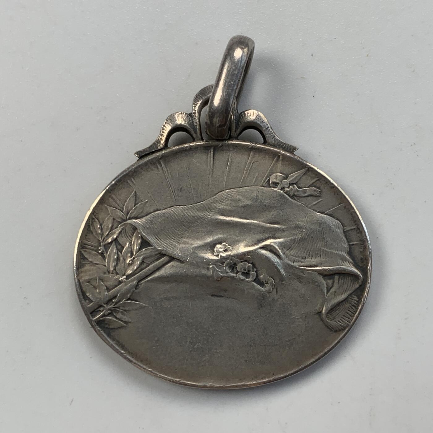 掌中浮雕-藏着的欧洲第051场 《爱抚慰人类》银章，  作者: 奥斯卡.罗蒂，  章体31* 25.5mm ，11. 4g