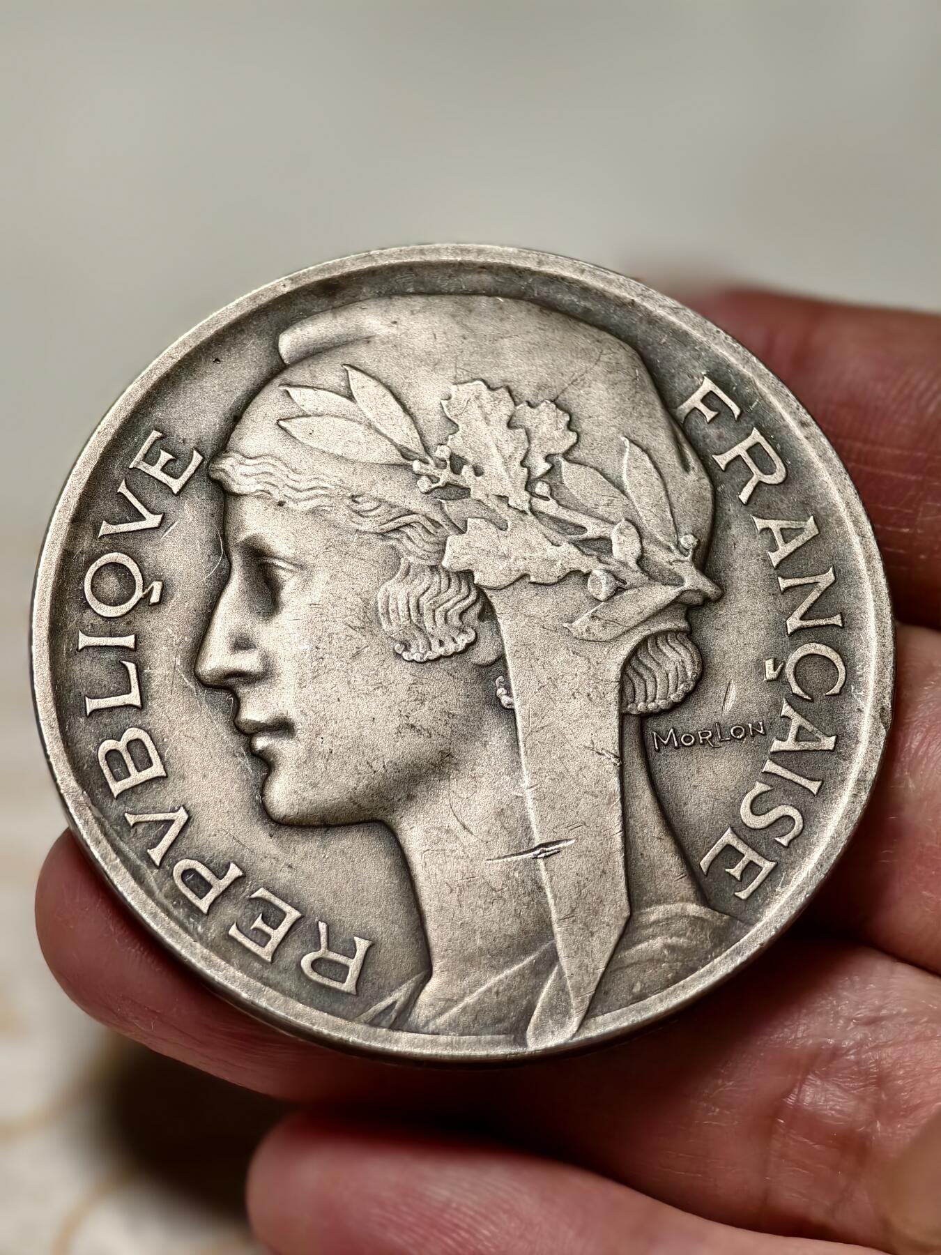 抚柳草堂-第十一期章牌钱币  奖章勋章限时免佣 满百包邮 放漏专场 19世纪末-20世纪初法国体育教育委员会镀银大铜章  大师莫隆作品 直径50mm  重量59.5g