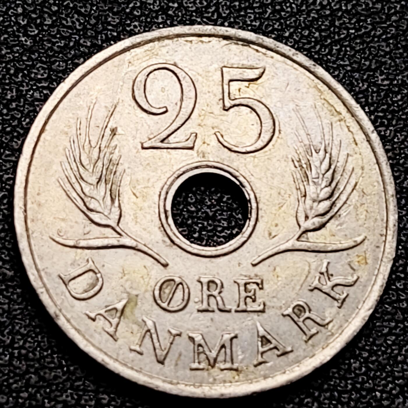 泉币菌-第176场- 精品福利场 丹麦1968年 25欧尔中孔镍币 玛格丽特二世花押 