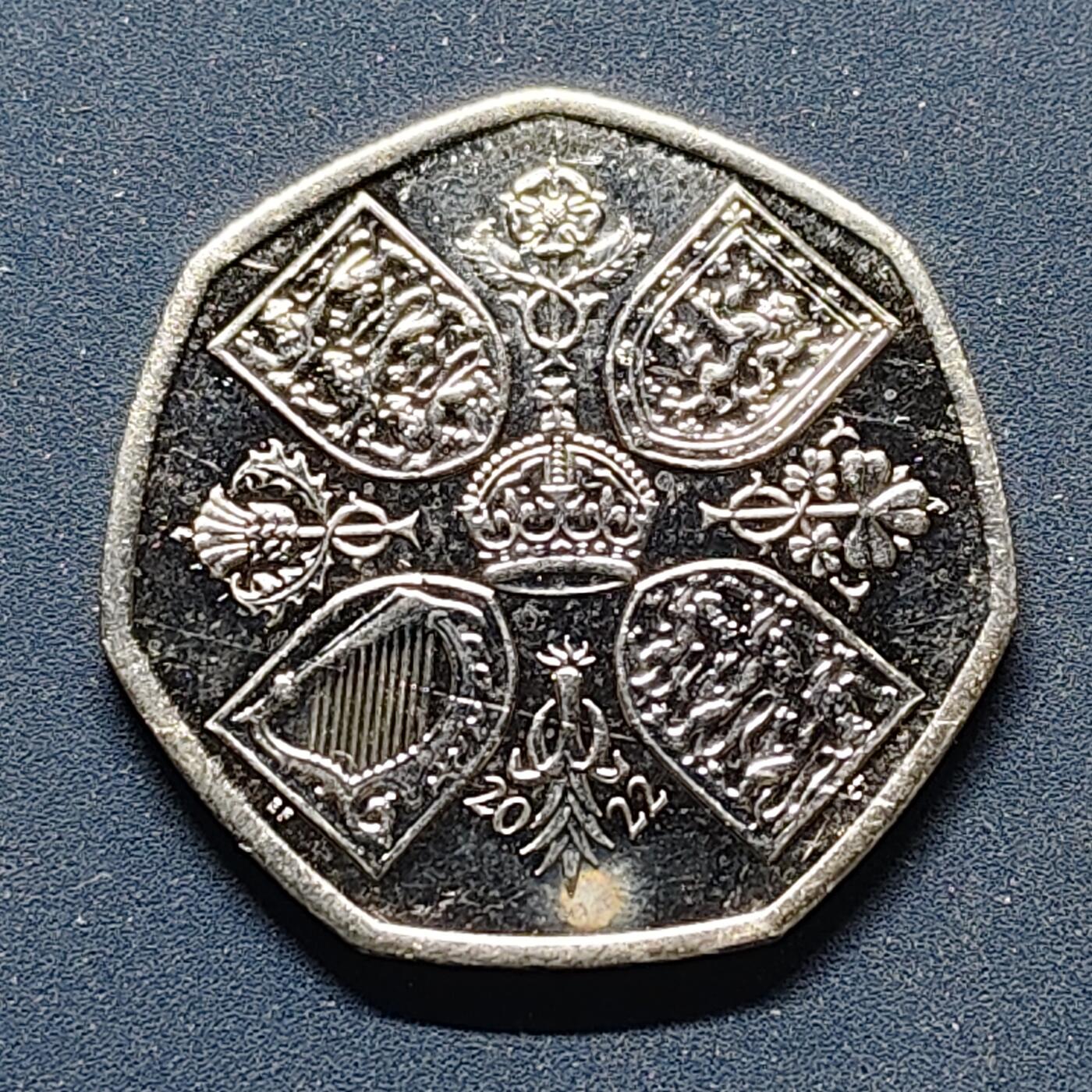 【全场包邮】纯粹捡漏拍498场-持续更新中 英国国2022年50便士查理三世登基纪念币