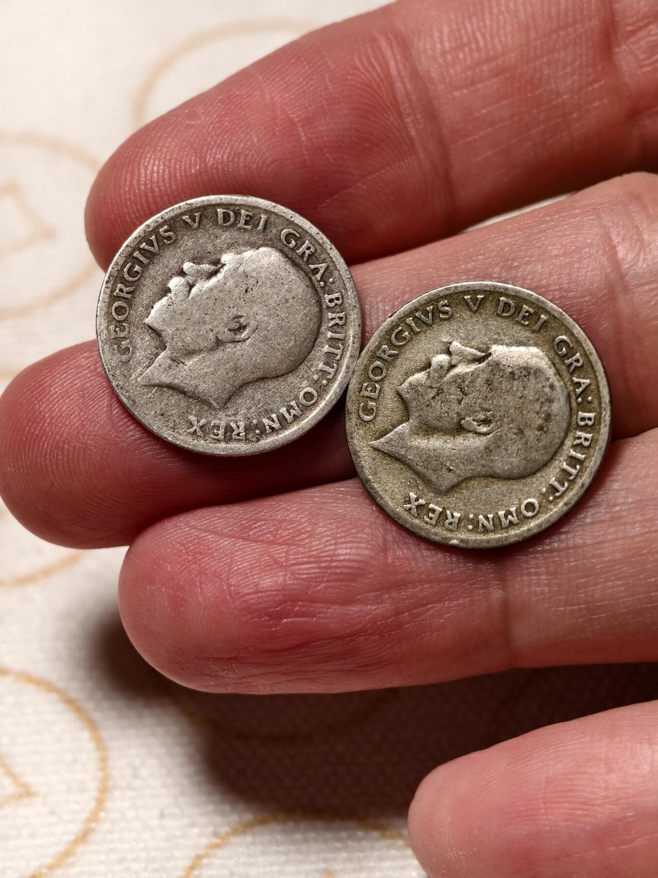 抚柳草堂-第十一期章牌钱币  奖章勋章限时免佣 满百包邮 放漏专场 1914 1921乔治五世6便士银币两枚 1914高银版 流通品相 重5.3g