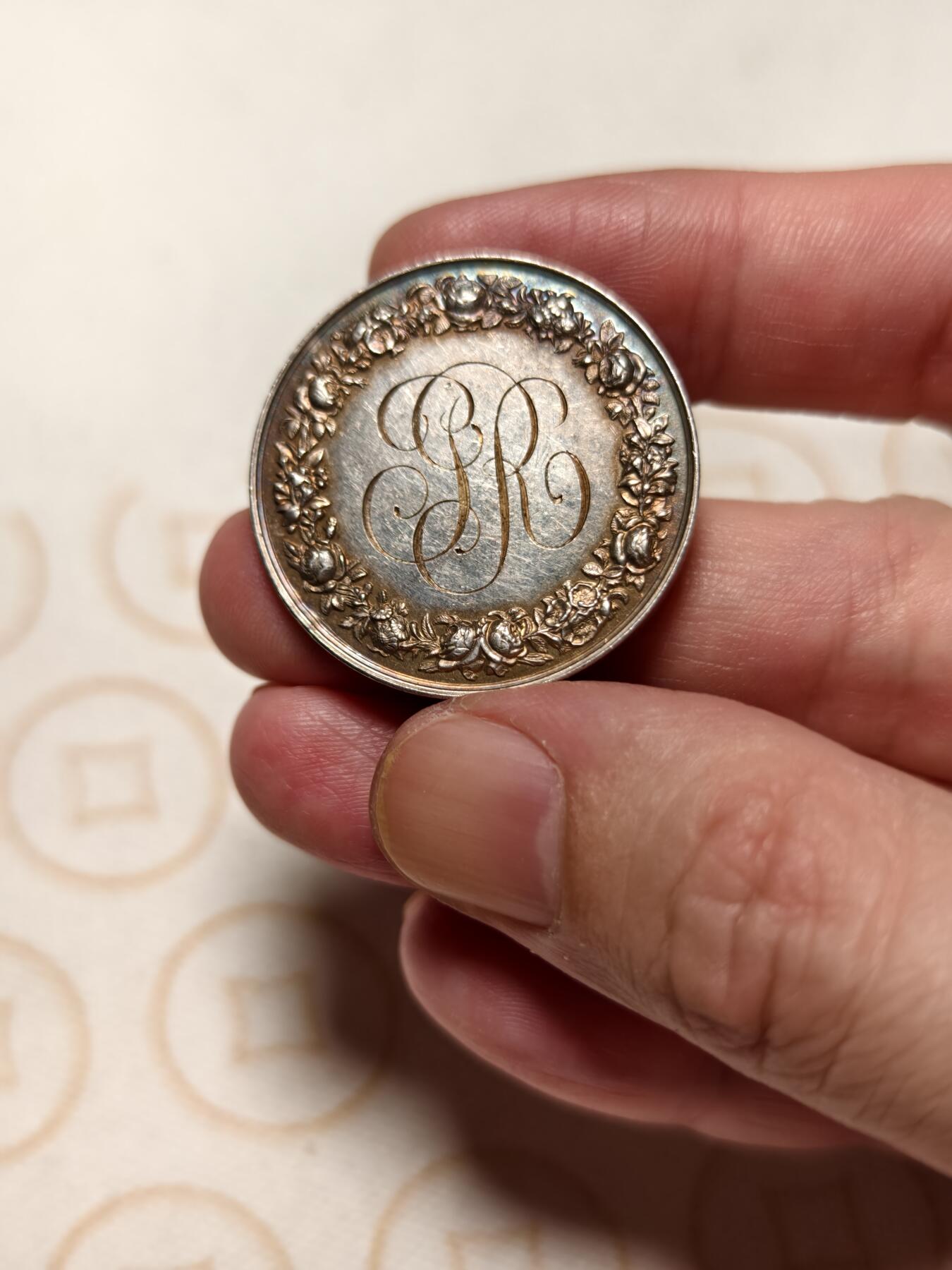 抚柳草堂-第十一期章牌钱币  奖章勋章限时免佣 满百包邮 放漏专场 19世纪法国婚姻与爱情纪念银章 950银重16.1克 直径32mm 丰饶角银标 手刻花押加五彩光 美上加美