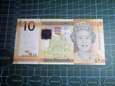 【炜奕收藏】，第五十八期，英属第三场 - 2010年泽西岛10镑，UNC品相，首发冠千位号无47