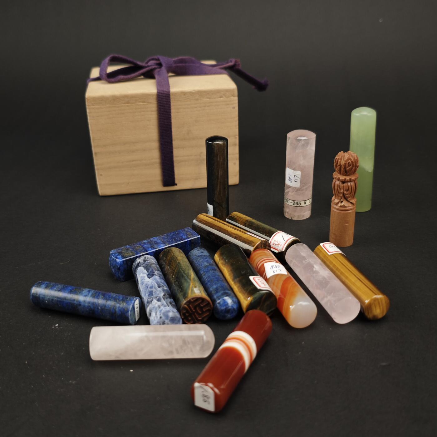 上海都达杂项专场九（全场包邮） 出口创汇期 各式青金石、缠丝玛瑙、虎睛石、粉晶等印章17件连桐木盒1-296