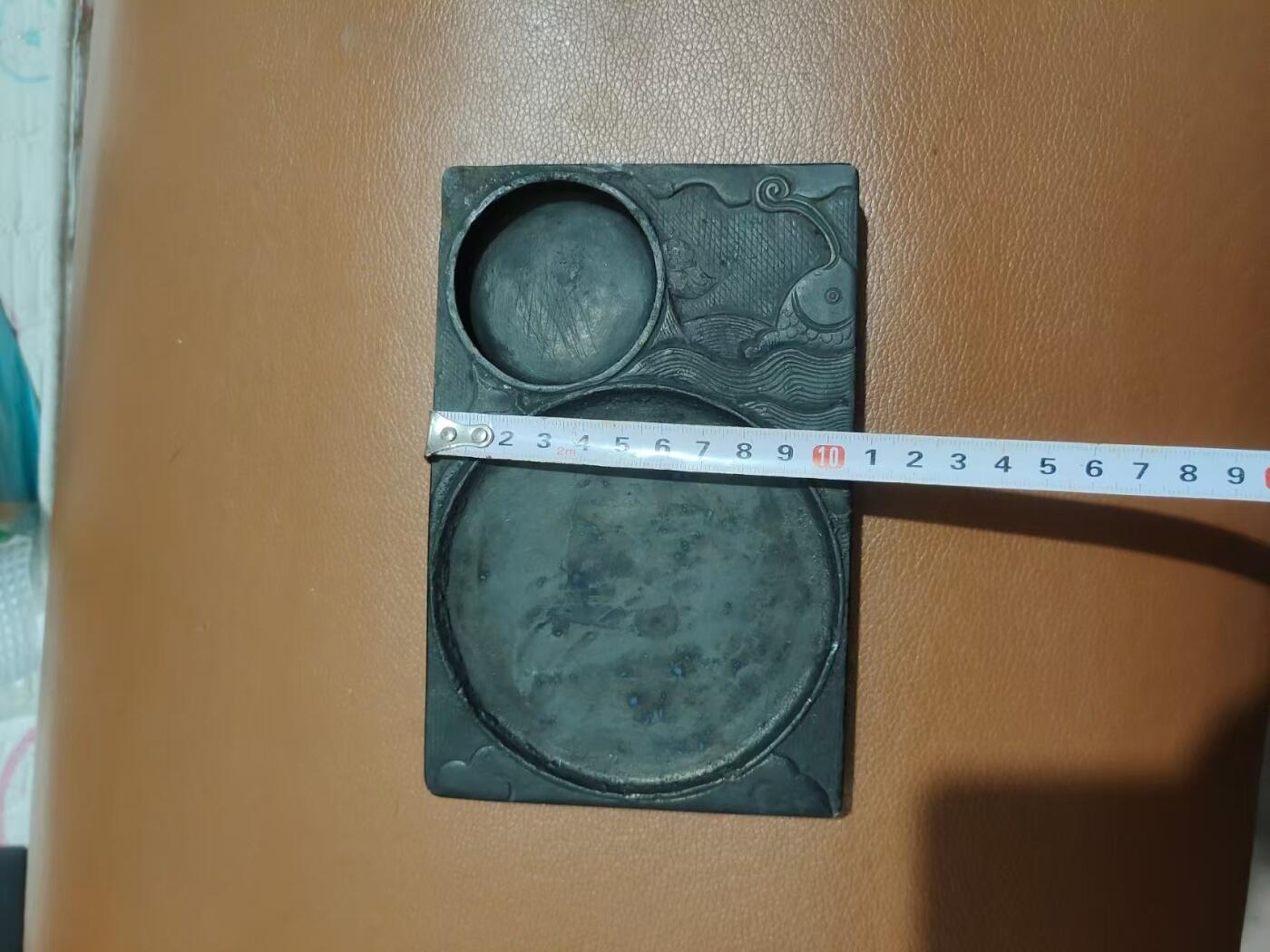 清代老石砚台，双池设计，雕刻图案，石质厚重，整体厚重感强。尺寸具体见图。老物件，有正常使用痕迹，边角有磕碰，品相看看图，所见即所得