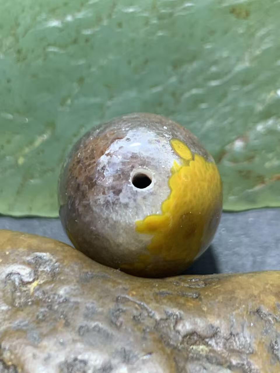 精美冰飘糖心料天眼图案战国红玛瑙随形桶珠一颗！