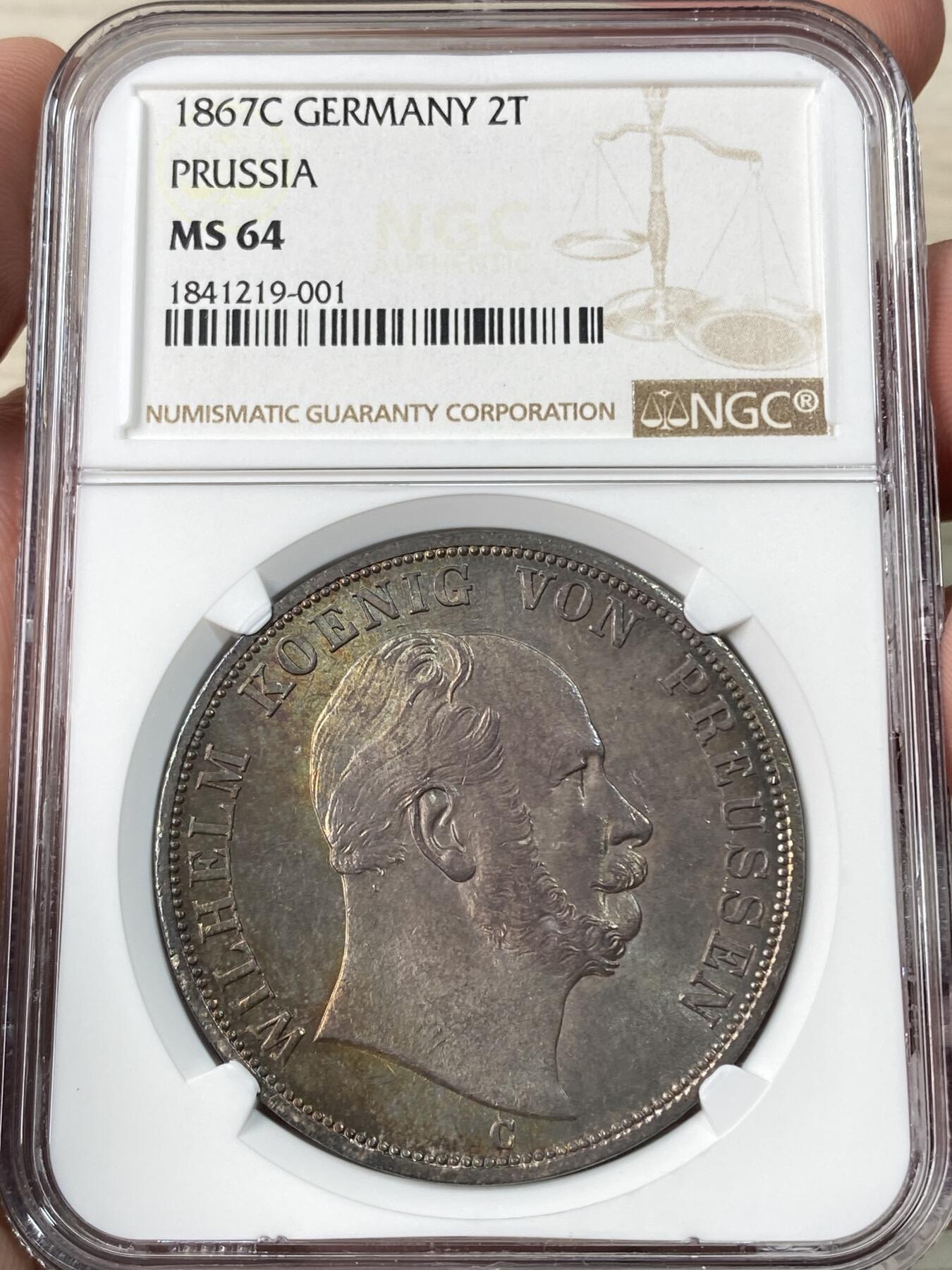 万国钱币拍卖第060期（万国六十期纪念大拍） NGC MS64 1867普鲁士威廉一世鹰徽2泰勒 普鲁士经典名誉品种 如彩虹般绚烂的原始包浆洒满整个币面 在光线下的每次转动都是一种视觉享受 上手极其惊艳的一枚 所见最美