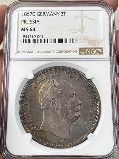 万国钱币拍卖第060期（万国六十期纪念大拍） - NGC MS64 1867普鲁士威廉一世鹰徽2泰勒 普鲁士经典名誉品种 如彩虹般绚烂的原始包浆洒满整个币面 在光线下的每次转动都是一种视觉享受 上手极其惊艳的一枚 所见最美