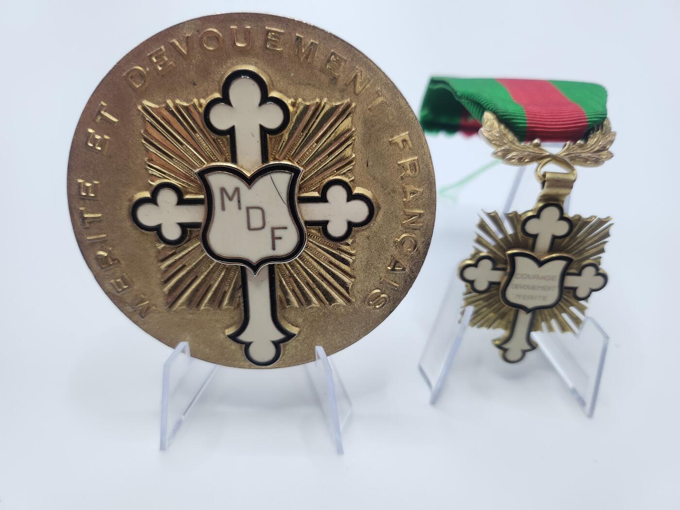 南水社首场拍卖 法国骑士级文化发展奉献功绩勋章和纪念章珐琅有裂纹 品相如图