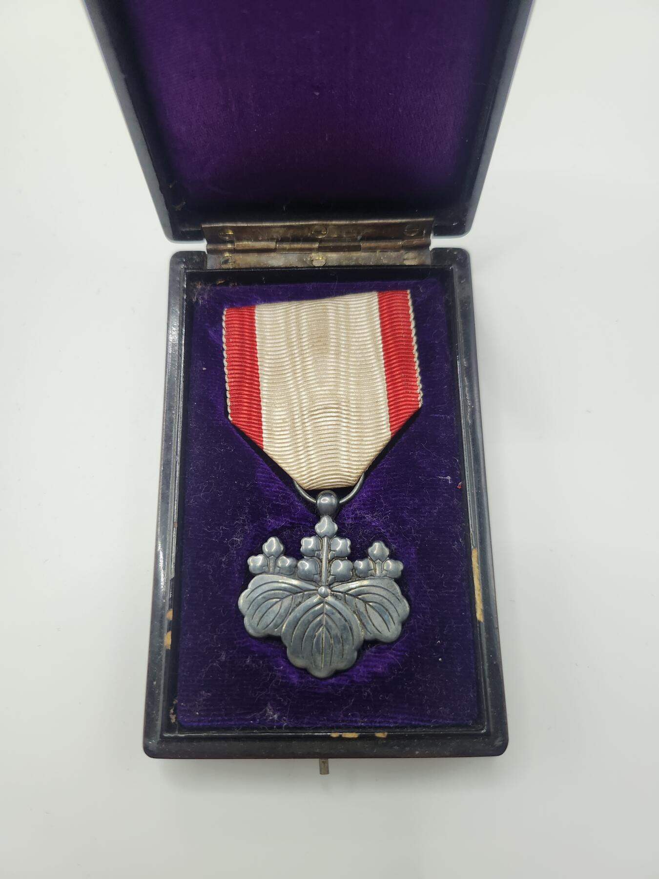 南水社首场拍卖 白叶，章体有氧化痕迹，盒子有破损