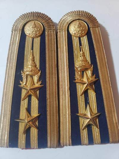 韵星假日军品类拍卖第三十九期暨默多克中校夫妇专场 -- Rimey Holidays Militaria Auction 39 & The Modoks Collection  - 泰王国拉玛九世时期陆军中校肩章一对 金丝线缝制 好品