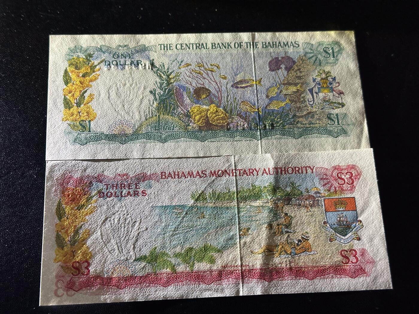 《外钞收藏家》第六百零五期（精选场）（本平台长期征集拍品、欢迎藏友们联系合作） 巴哈马女王彩背版1和3元 2张一起 UNC-