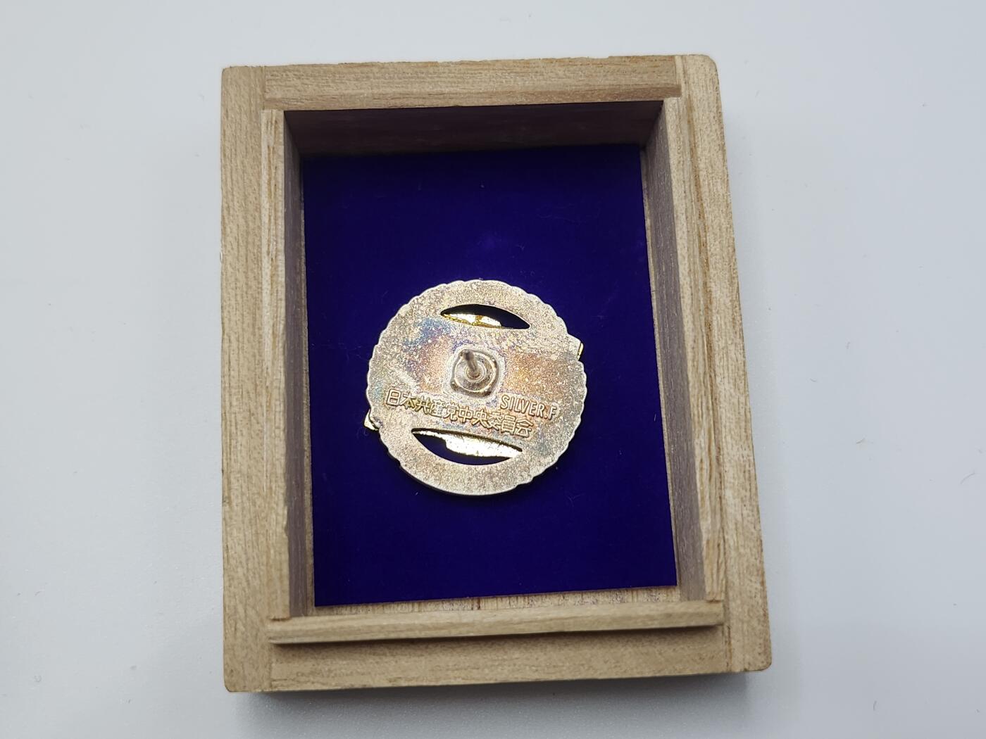 南水社首场拍卖 日共永年党章 原盒，珐琅插针版，银制，背部有氧化痕迹