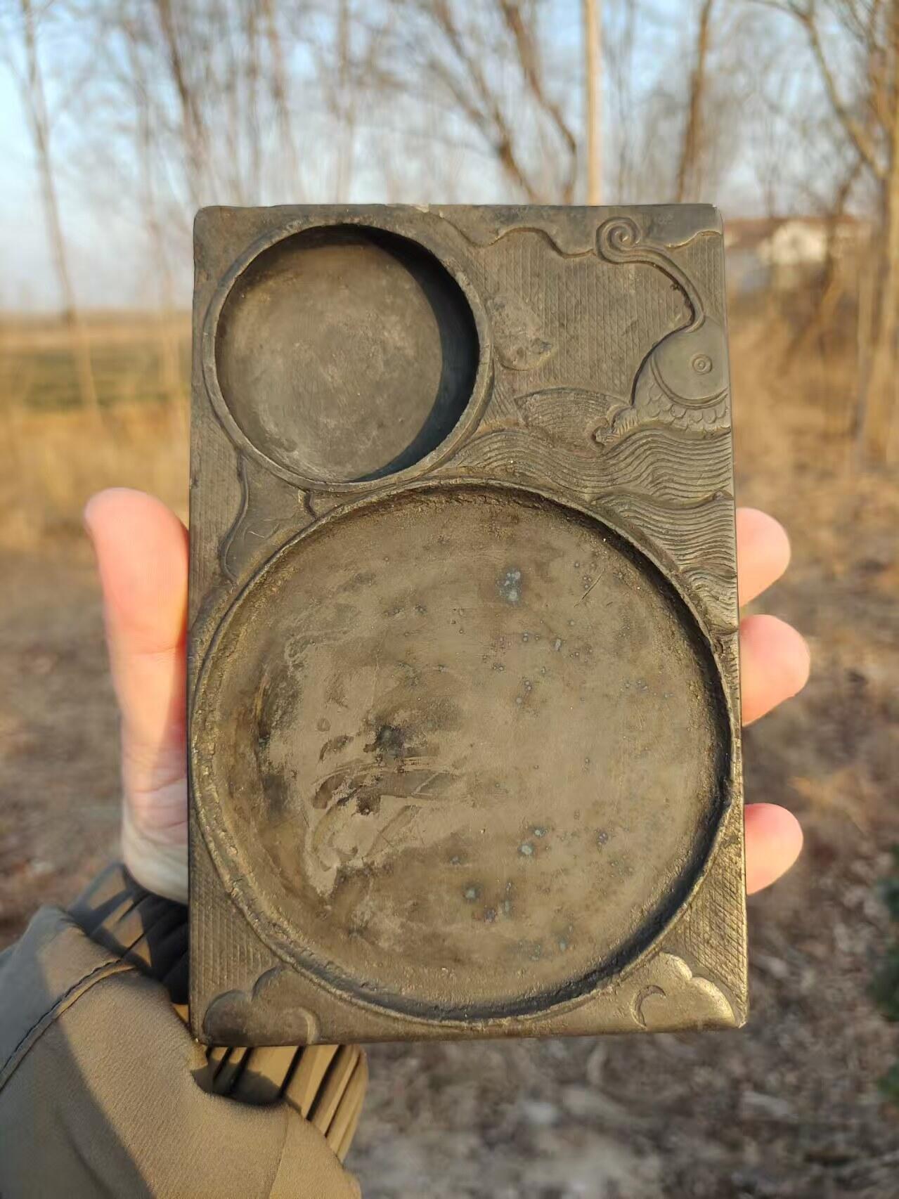 清代老石砚台，双池设计，雕刻图案，石质厚重，整体厚重感强。尺寸具体见图。老物件，有正常使用痕迹，边角有磕碰，品相看看图，所见即所得