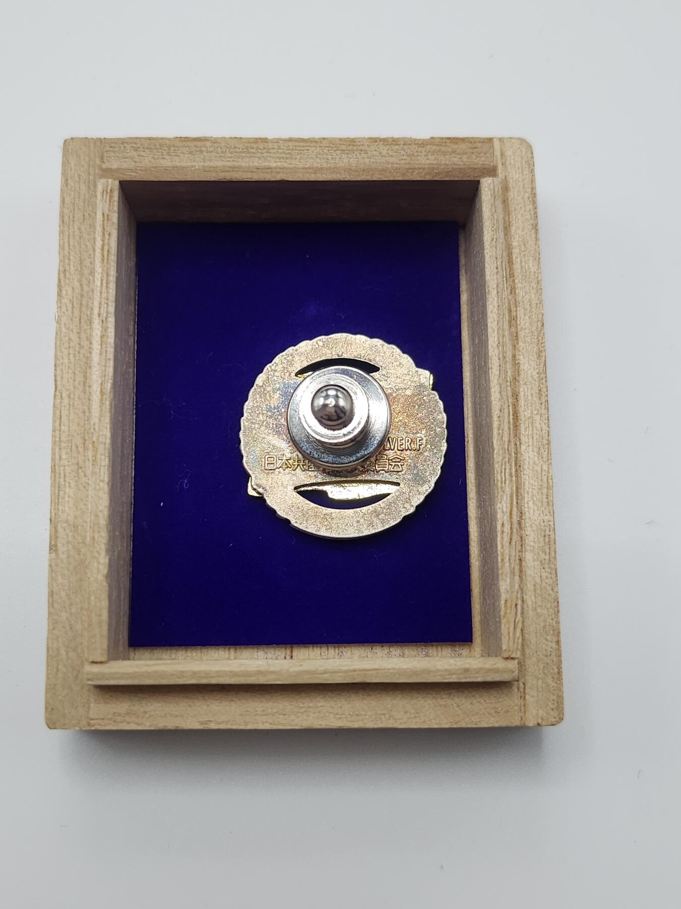 南水社首场拍卖 日共永年党章 原盒，珐琅插针版，银制，背部有氧化痕迹