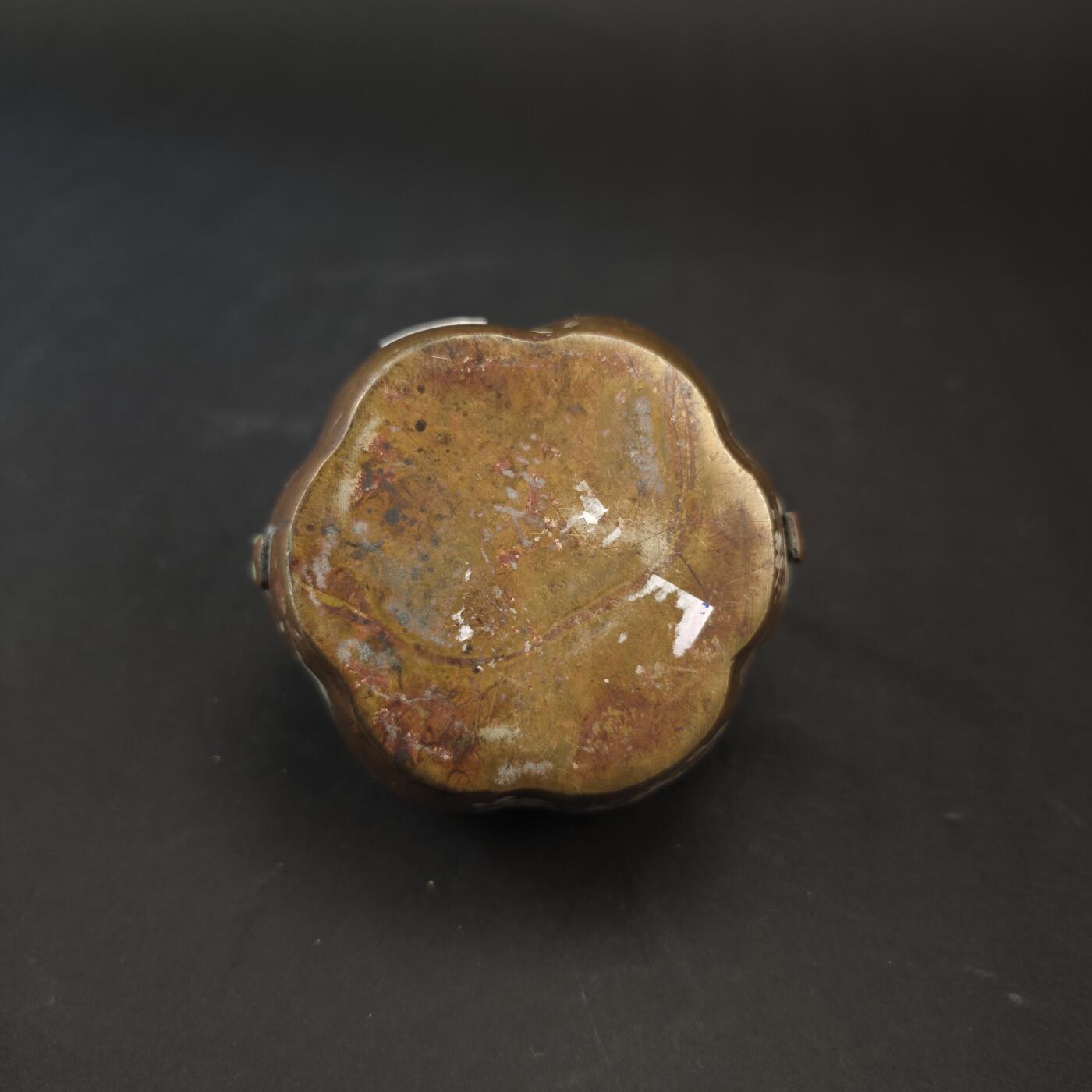 上海都达杂项专场九（全场包邮） 清 铜刻花卉海棠形手炉1-274