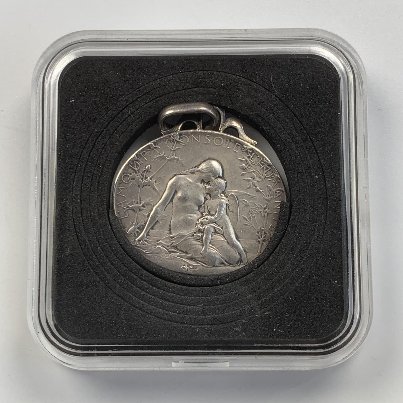 掌中浮雕-藏着的欧洲第051场 《爱抚慰人类》银章，  作者: 奥斯卡.罗蒂，  章体31* 25.5mm ，11. 4g