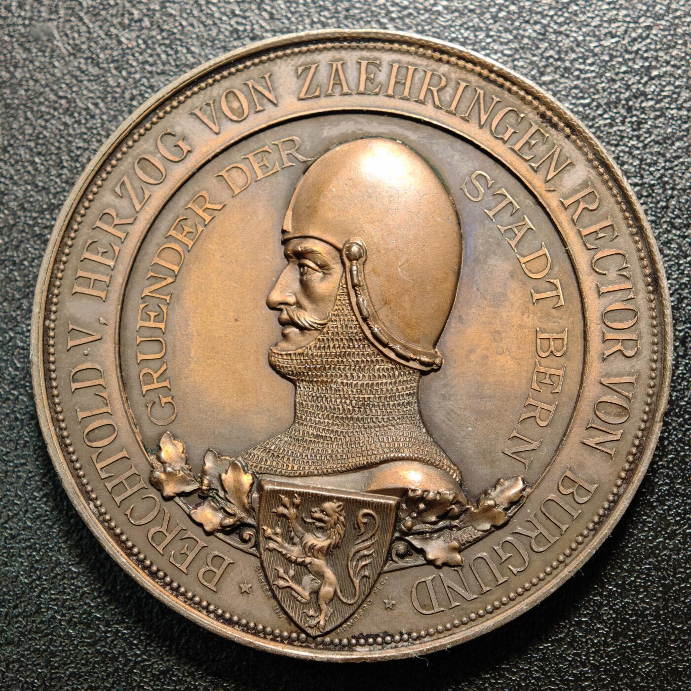 【德藏】世界币章拍卖第163期（拍品征集中~欢迎藏友联系） 1891年 瑞士伯尔尼建城700周年纪念大铜章 正面是骑士头盔像和伯尔尼城市盾徽 背面是伯尔尼城市纹章和重要的历史发展年代 设计极其精美 直径约：50mm；重约：60.5g