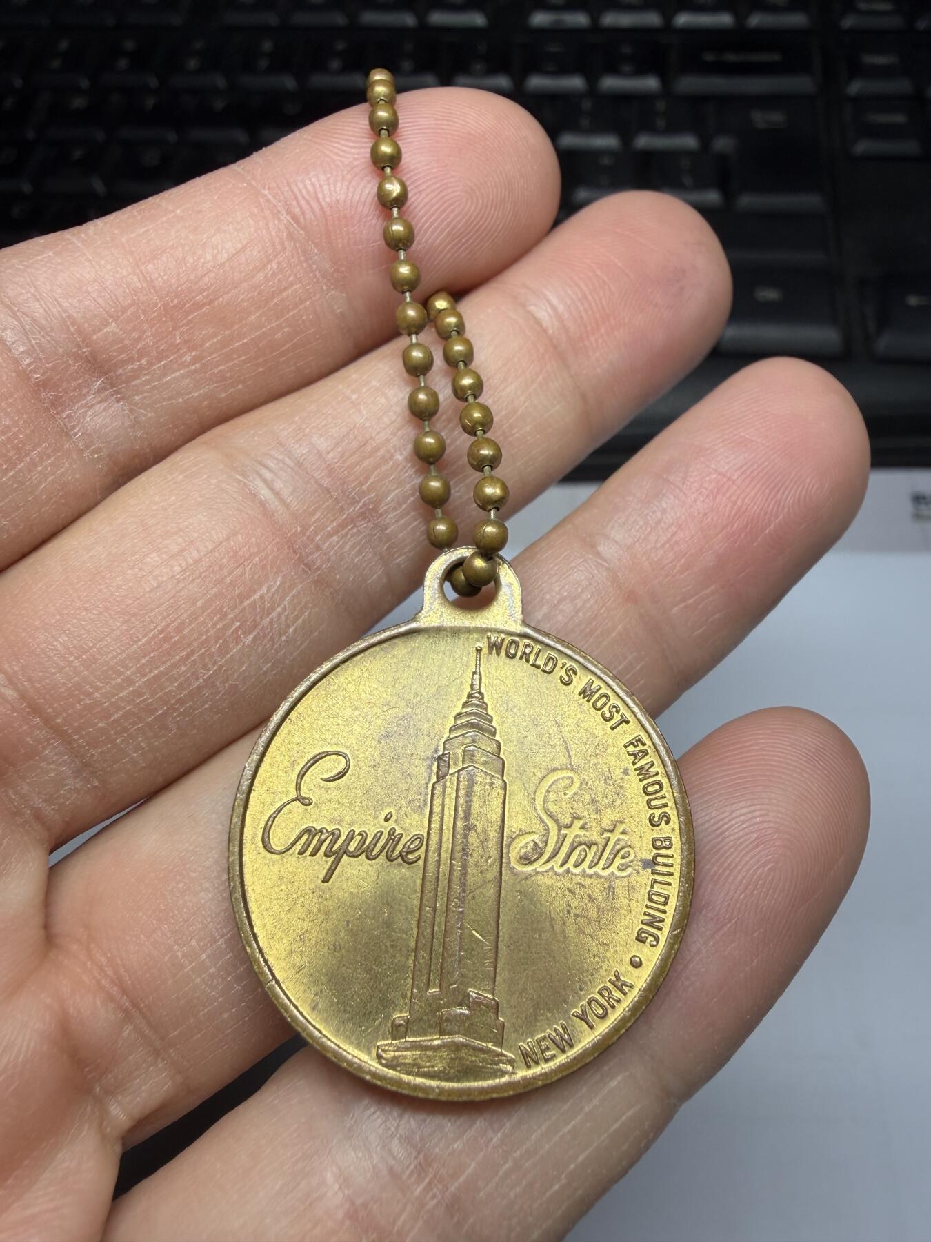 2025年集古藏今外币拍卖第二期-第1场—（总第301拍），可以寄存60天，满160元包邮。 纽约帝国大厦纪念章，直径28毫米