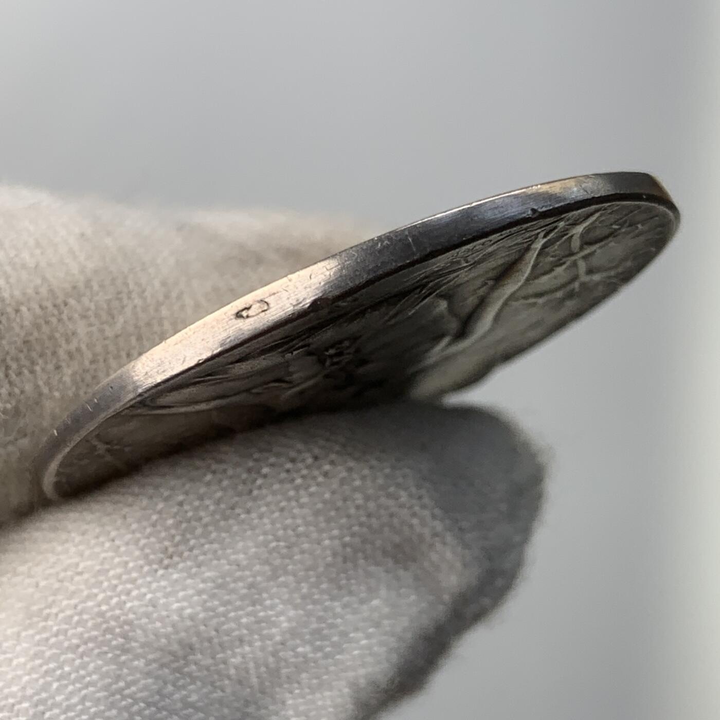 掌中浮雕-藏着的欧洲第051场 《爱抚慰人类》银章，  作者: 奥斯卡.罗蒂，  章体31* 25.5mm ，11. 4g