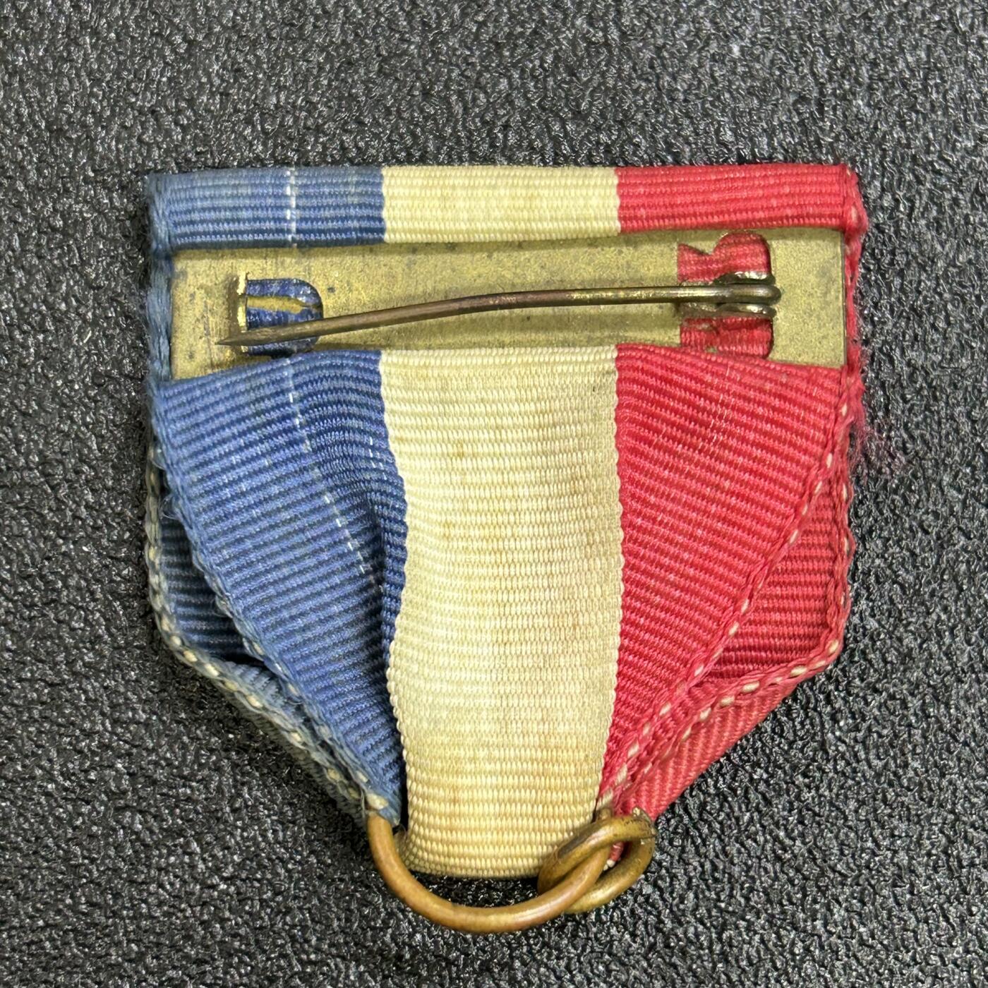 西秦中古拍卖第七十四期 早期红白蓝色绶带 别针瑕疵 可以用来拯救没有绶带的民国徽章或者军校章