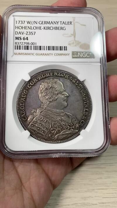 万国钱币拍卖第060期（万国六十期纪念大拍） NGC MS64 NGC MS64 1737年德国霍亨洛赫-凯奇贝格卡尔·奥古斯特伯爵火鸟大泰勒 发行量极少的小邦名誉品种 无论包浆还是打制皆属顶级的存在 均匀一色的欧陆深五彩包浆覆盖 人物服饰及勋章细节刻画异常华丽 在十八世纪早期就有如此精湛的铸币工艺实在令人惊叹