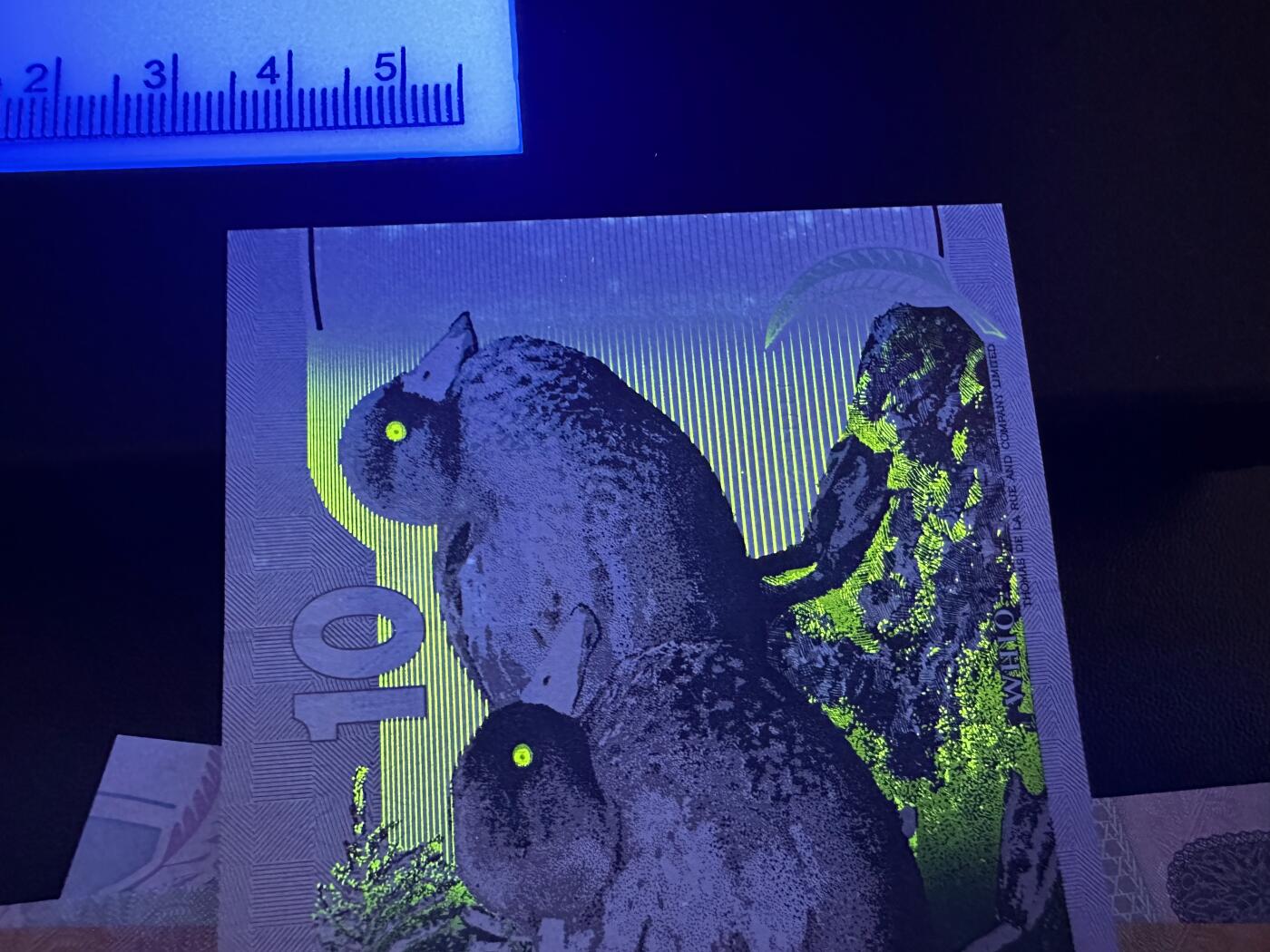 《外钞收藏家》第六百零五期（精选场）（本平台长期征集拍品、欢迎藏友们联系合作） 新西兰5和10元 2张AA冠+1张10元无47尾88+1张10元补号 全新UNC 有一张边上轻微潮