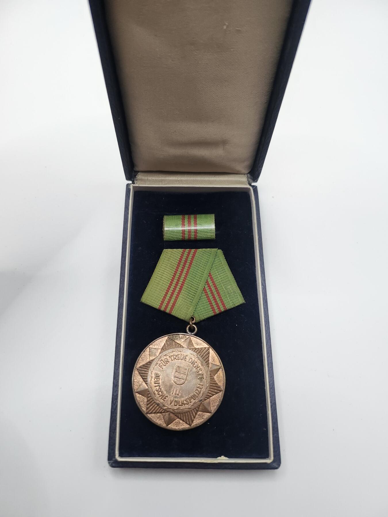 南水社首场拍卖 民主德国内政部铜级忠诚服役奖章 最早期版本，盒略章齐全完好