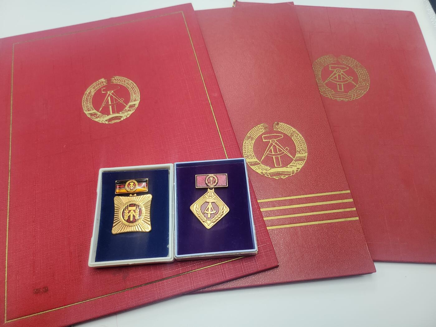 南水社首场拍卖 -东德社会主义劳动奖章证书一组授予马克斯·皮斯托尔与乌尔苏拉·马克斯