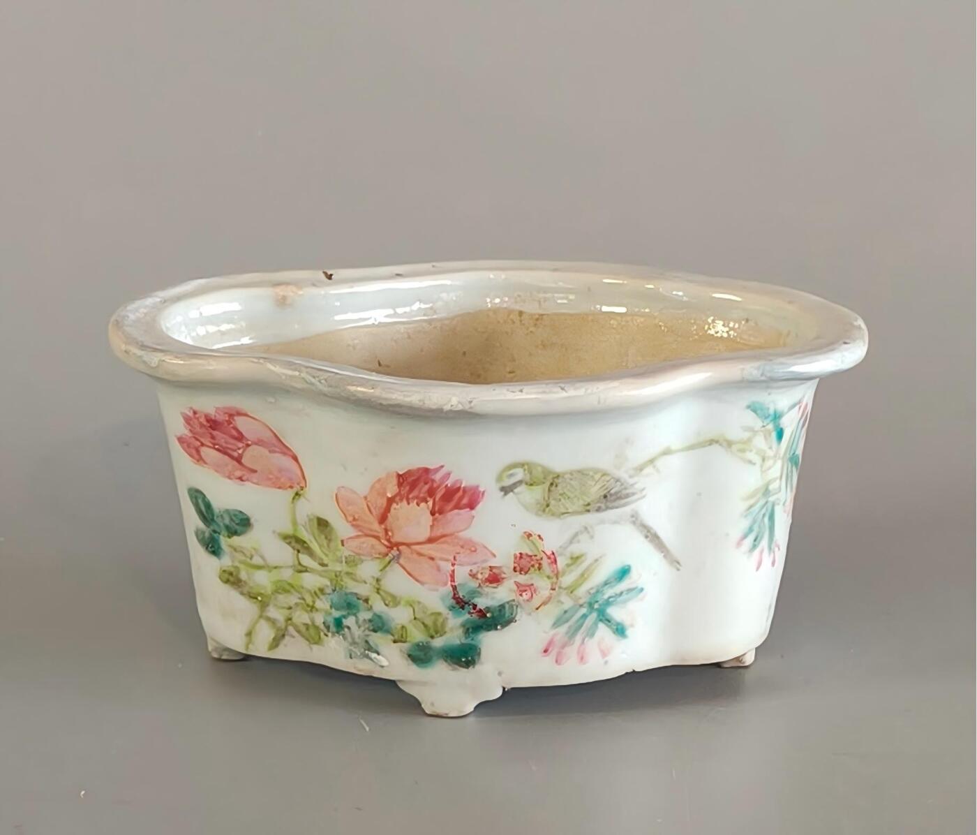 上海都达杂项专场九（全场包邮） 民国 子文作 花鸟纹海棠形花盆1-447