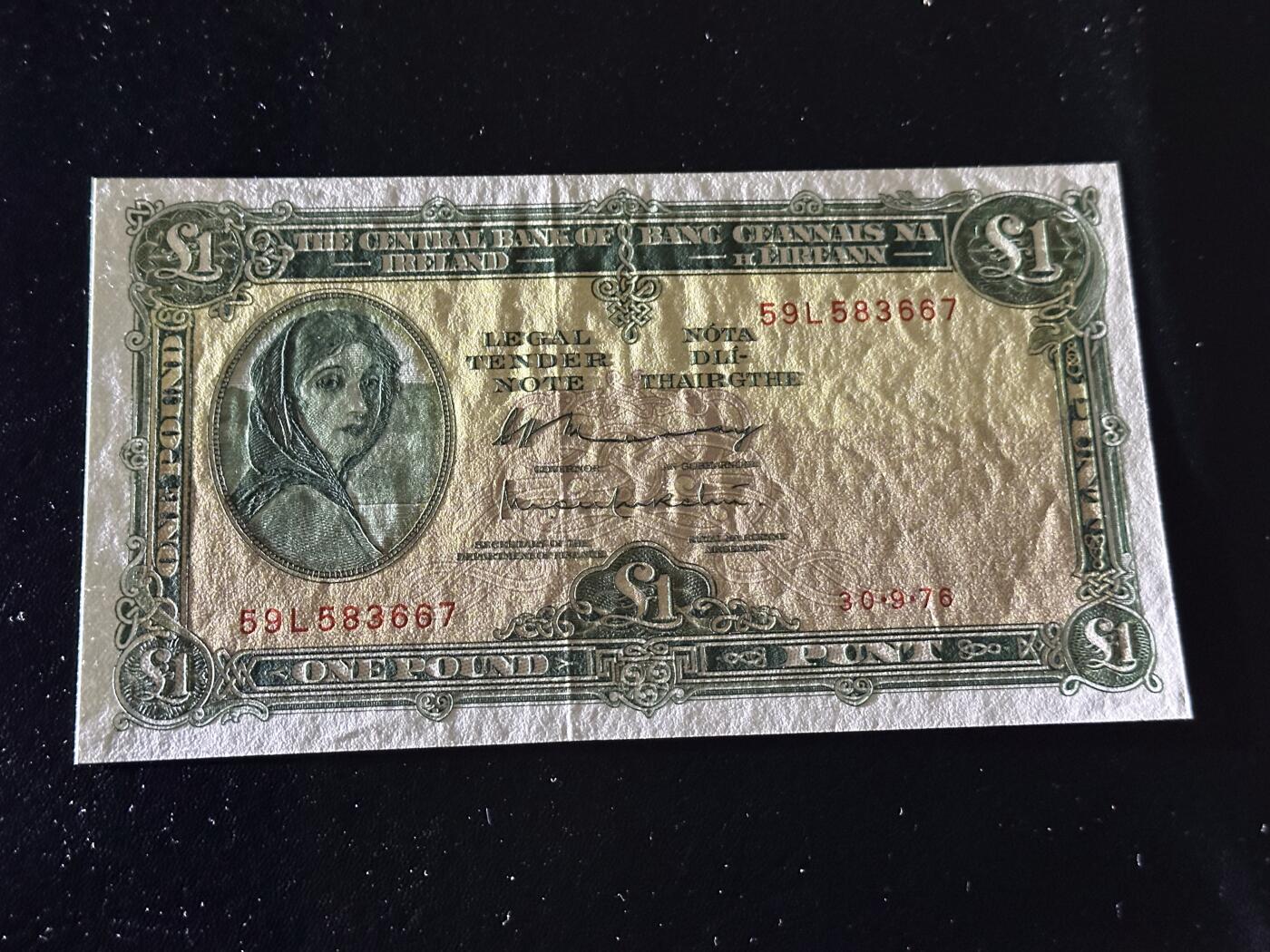 《外钞收藏家》第六百零五期（精选场）（本平台长期征集拍品、欢迎藏友们联系合作） 1976年爱尔兰1镑 拉弗雷夫人 近全新 有个荧光斑