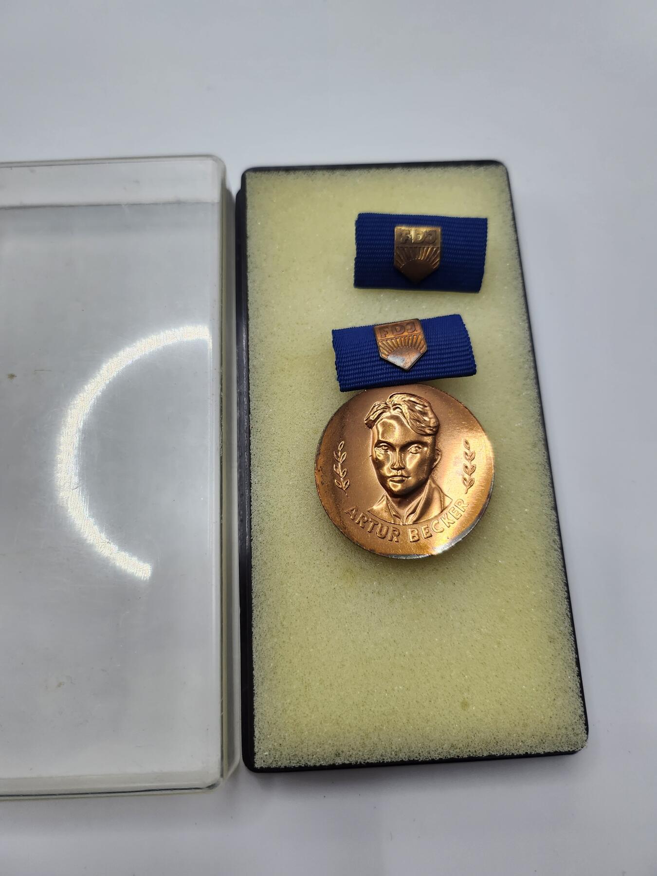 南水社首场拍卖 民主德国德意志自由青年同盟铜级阿图尔·贝克奖章 盒略章齐全 完好