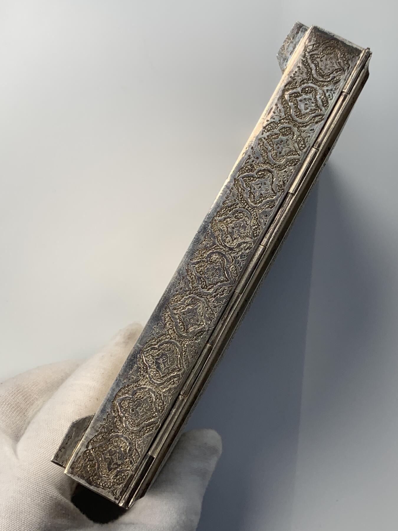 掌中浮雕-藏着的欧洲第051场 伊斯兰满工银盒，16 X 10厘米，高2.80厘米，重376.50克， 表面全手工打制伊斯兰色彩图案,（背面、一个下面角上带银戳）