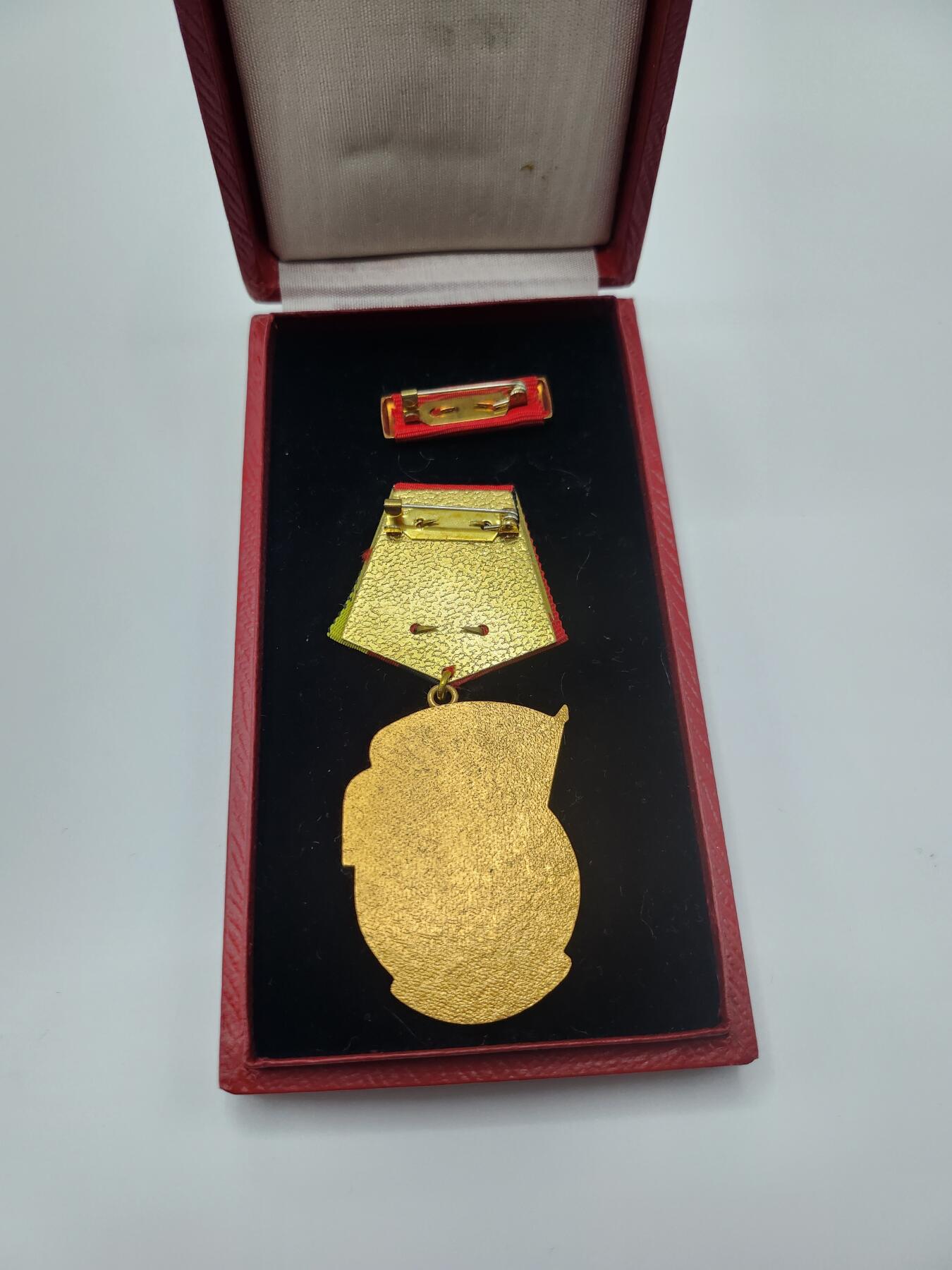 南水社首场拍卖 民主德国三级劳动红旗勋章 章体，盒略均完好