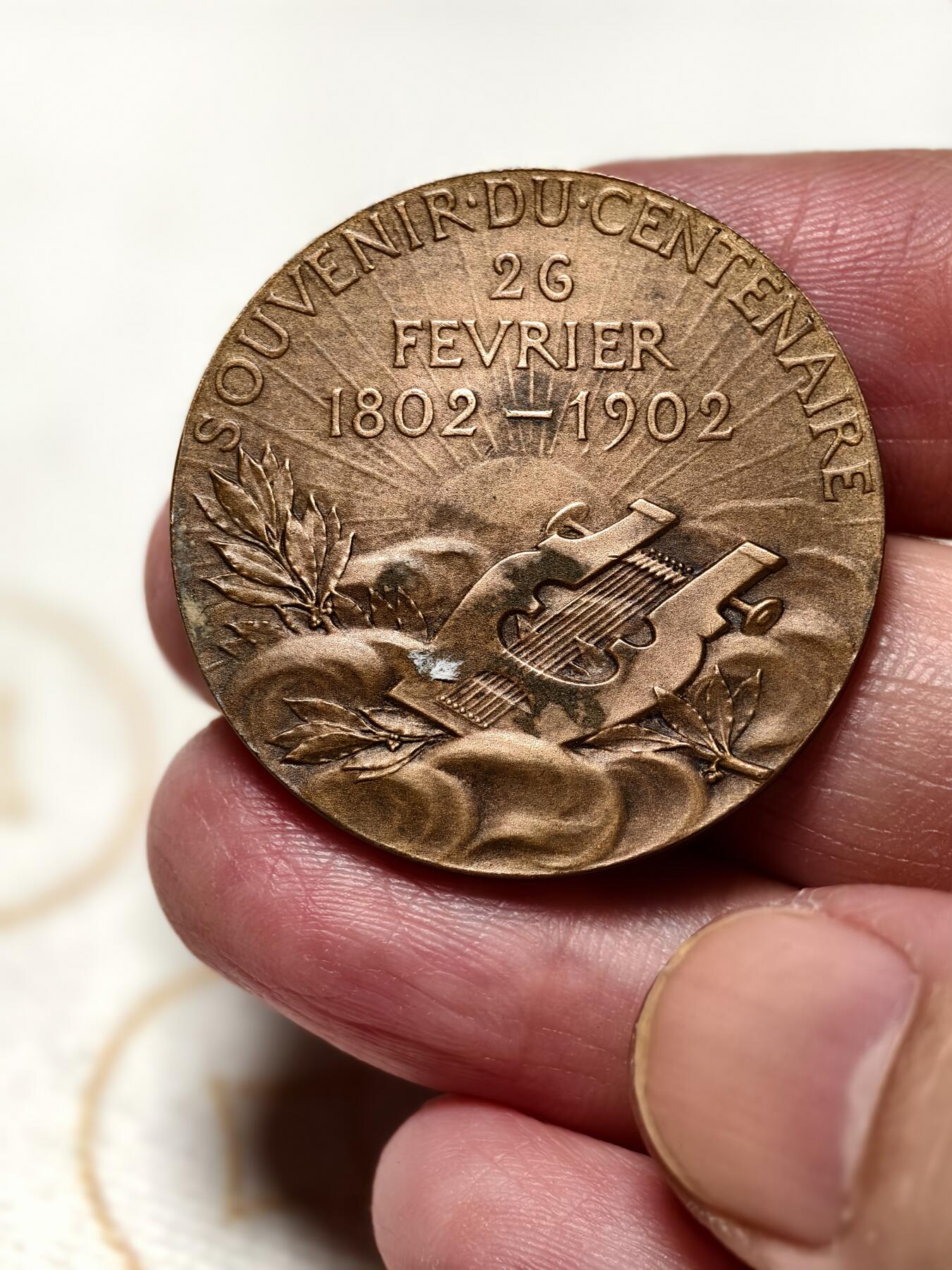 抚柳草堂-第十一期章牌钱币  奖章勋章限时免佣 满百包邮 放漏专场 1902法国文豪维克多·雨果诞辰百年大铜章  大师夏普兰作品  直径34mm   重量17.6g