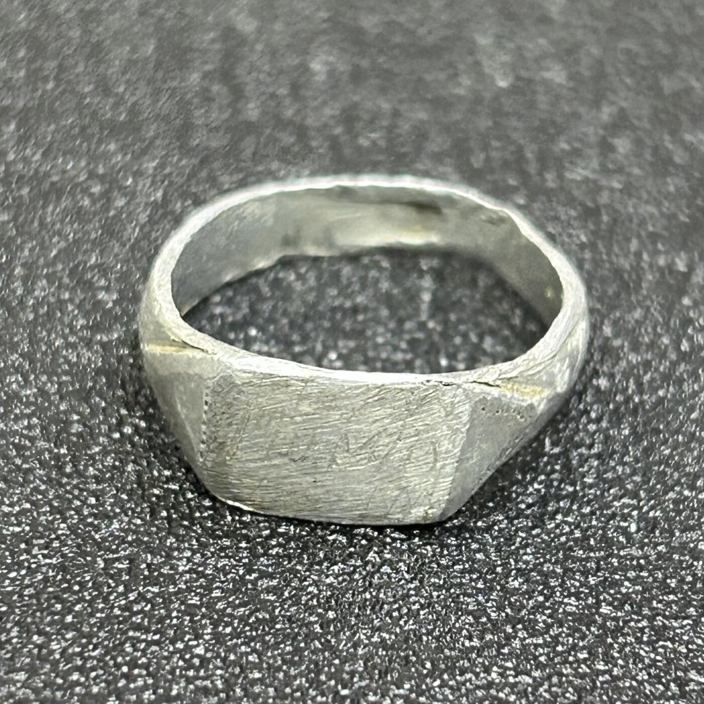 西秦中古拍卖第七十四期 芬兰二战时期战壕戒指 用损坏的武器制作 有刻铭文