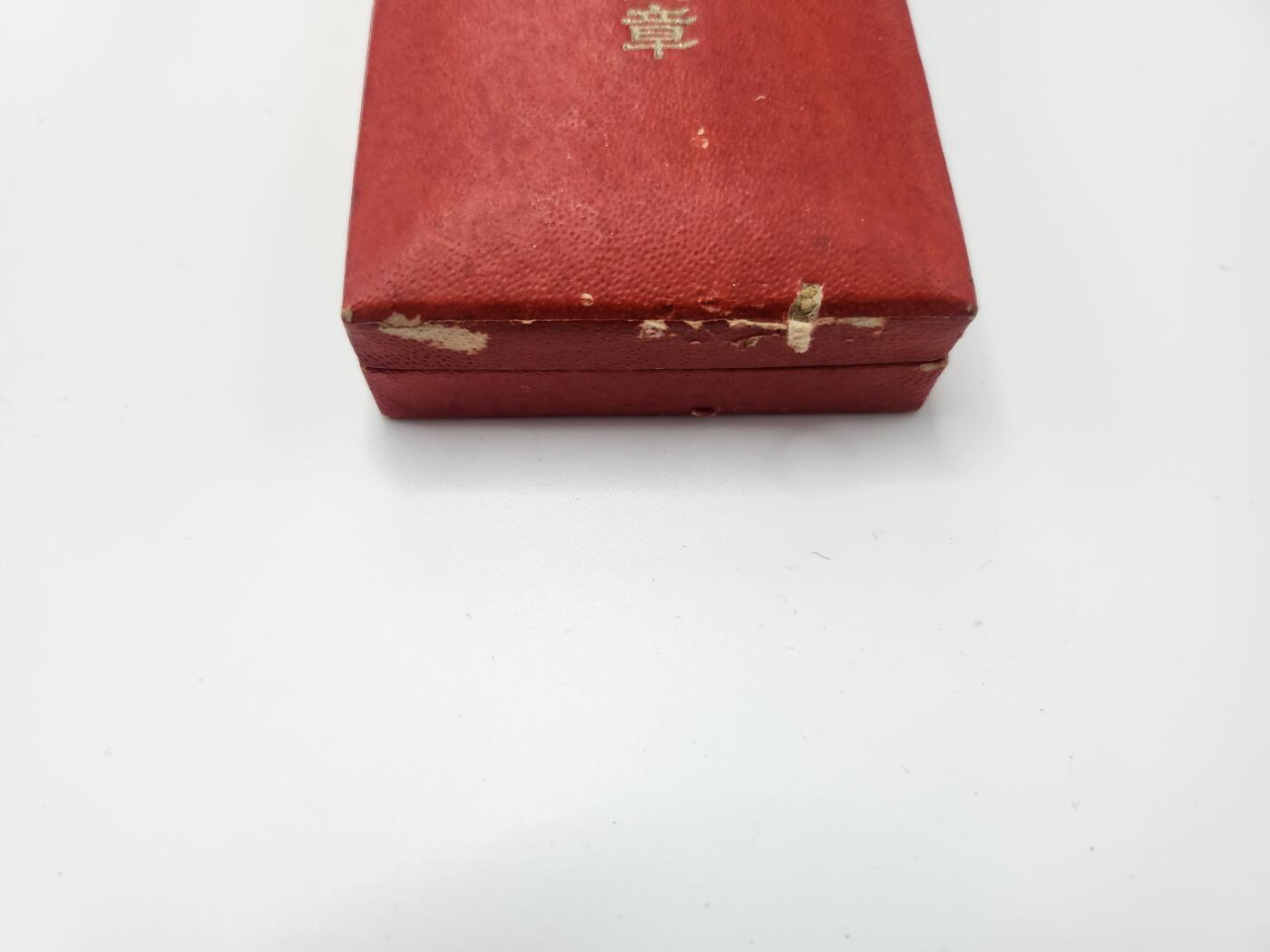 南水社首场拍卖 国境事变从军记章（诺门坎）。绶带上部有褪色痕迹，盒子有部分脱皮，章体品相如图。