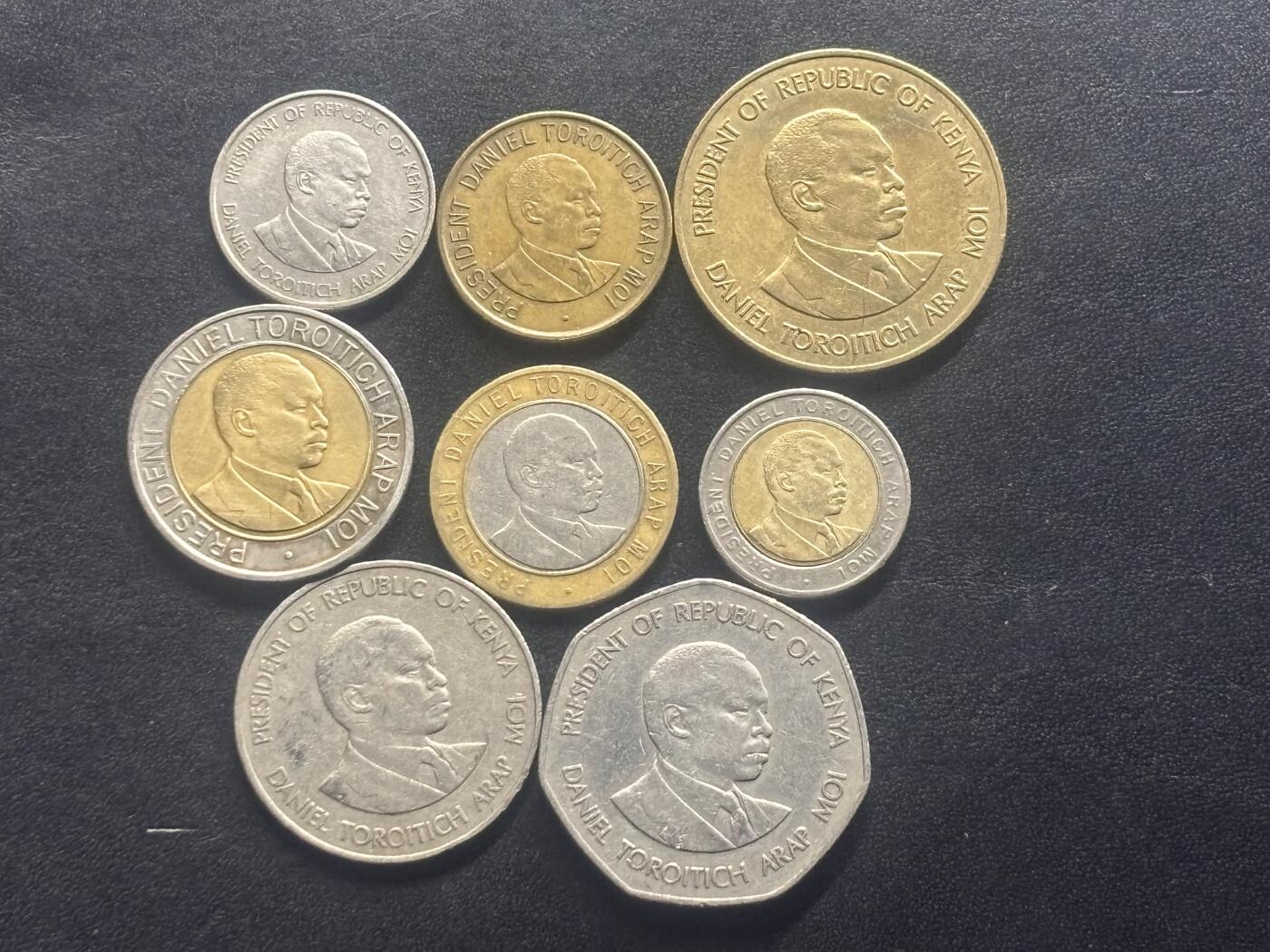 邮泉阁限时拍卖第四十场 非洲专场（硬币在国外。请付邮费6元。） 肯尼亚第二任总统8枚