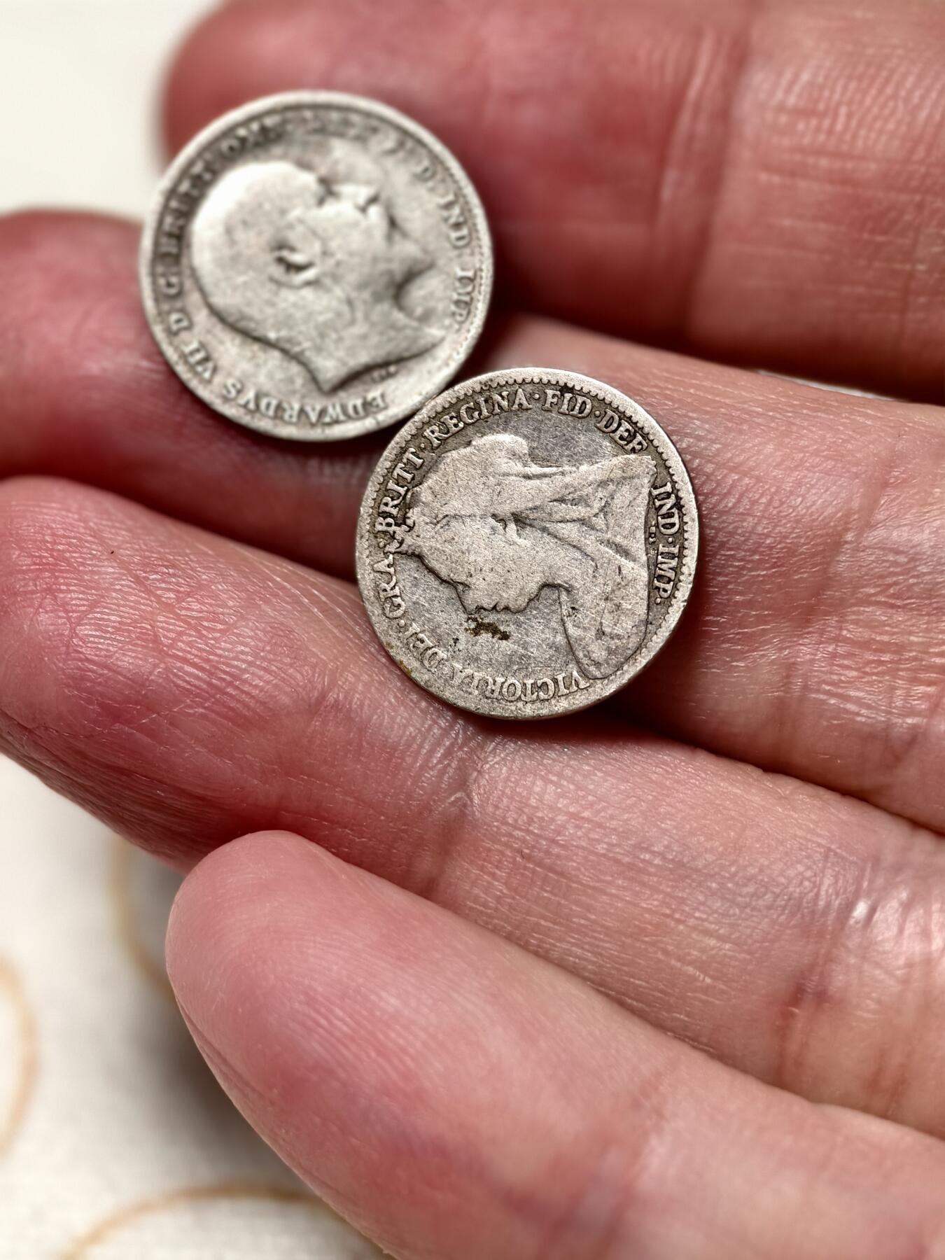 抚柳草堂-第十一期章牌钱币  奖章勋章限时免佣 满百包邮 放漏专场 1898 1902维多利亚 爱德华七世3便士银币两枚 流通好品 重2.6g