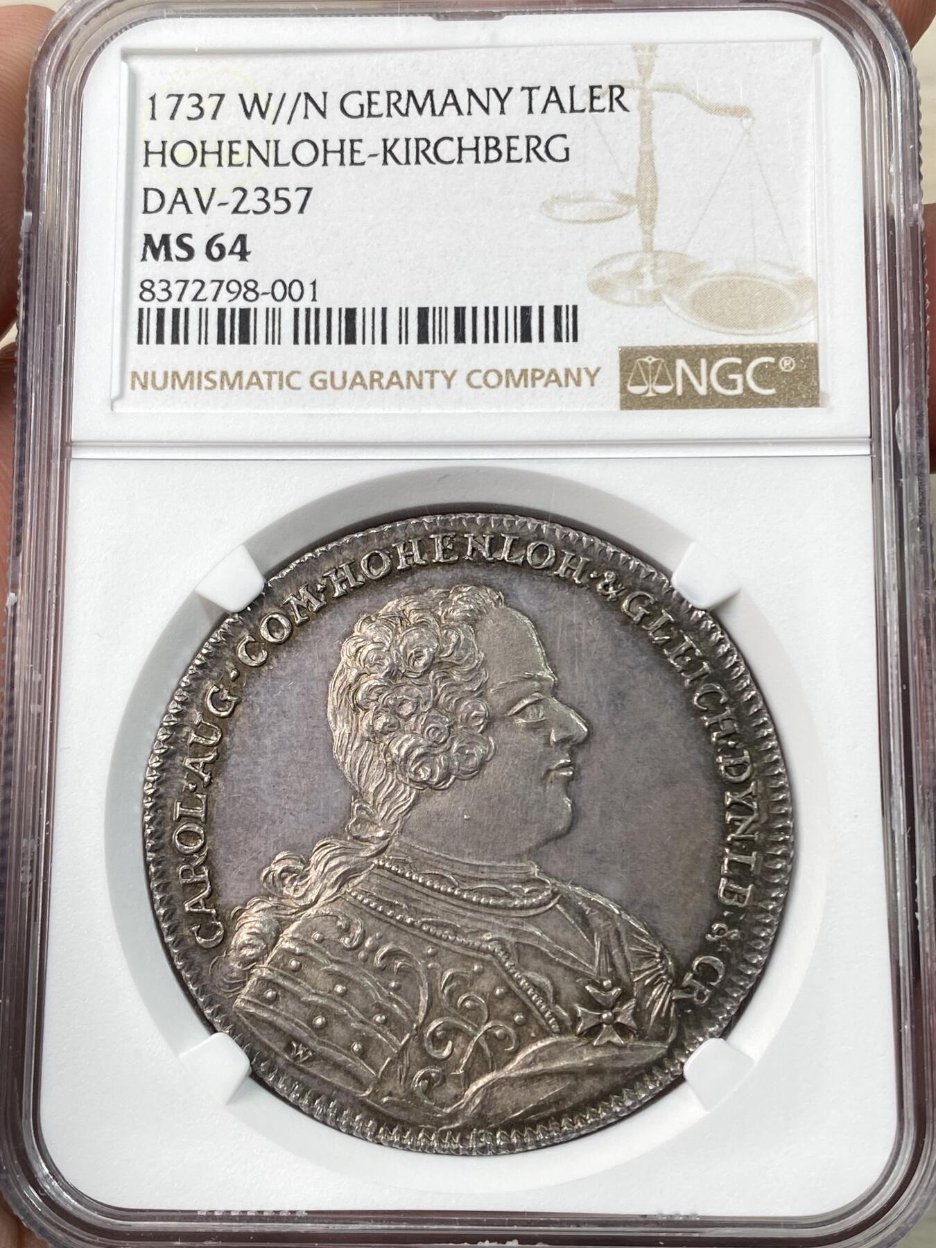 万国钱币拍卖第060期（万国六十期纪念大拍） NGC MS64 NGC MS64 1737年德国霍亨洛赫-凯奇贝格卡尔·奥古斯特伯爵火鸟大泰勒 发行量极少的小邦名誉品种 无论包浆还是打制皆属顶级的存在 均匀一色的欧陆深五彩包浆覆盖 人物服饰及勋章细节刻画异常华丽 在十八世纪早期就有如此精湛的铸币工艺实在令人惊叹