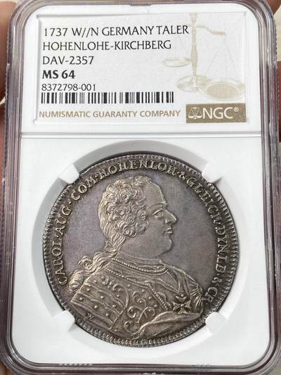 万国钱币拍卖第060期（万国六十期纪念大拍） - NGC MS64 NGC MS64 1737年德国霍亨洛赫-凯奇贝格卡尔·奥古斯特伯爵火鸟大泰勒 发行量极少的小邦名誉品种 无论包浆还是打制皆属顶级的存在 均匀一色的欧陆深五彩包浆覆盖 人物服饰及勋章细节刻画异常华丽 在十八世纪早期就有如此精湛的铸币工艺实在令人惊叹