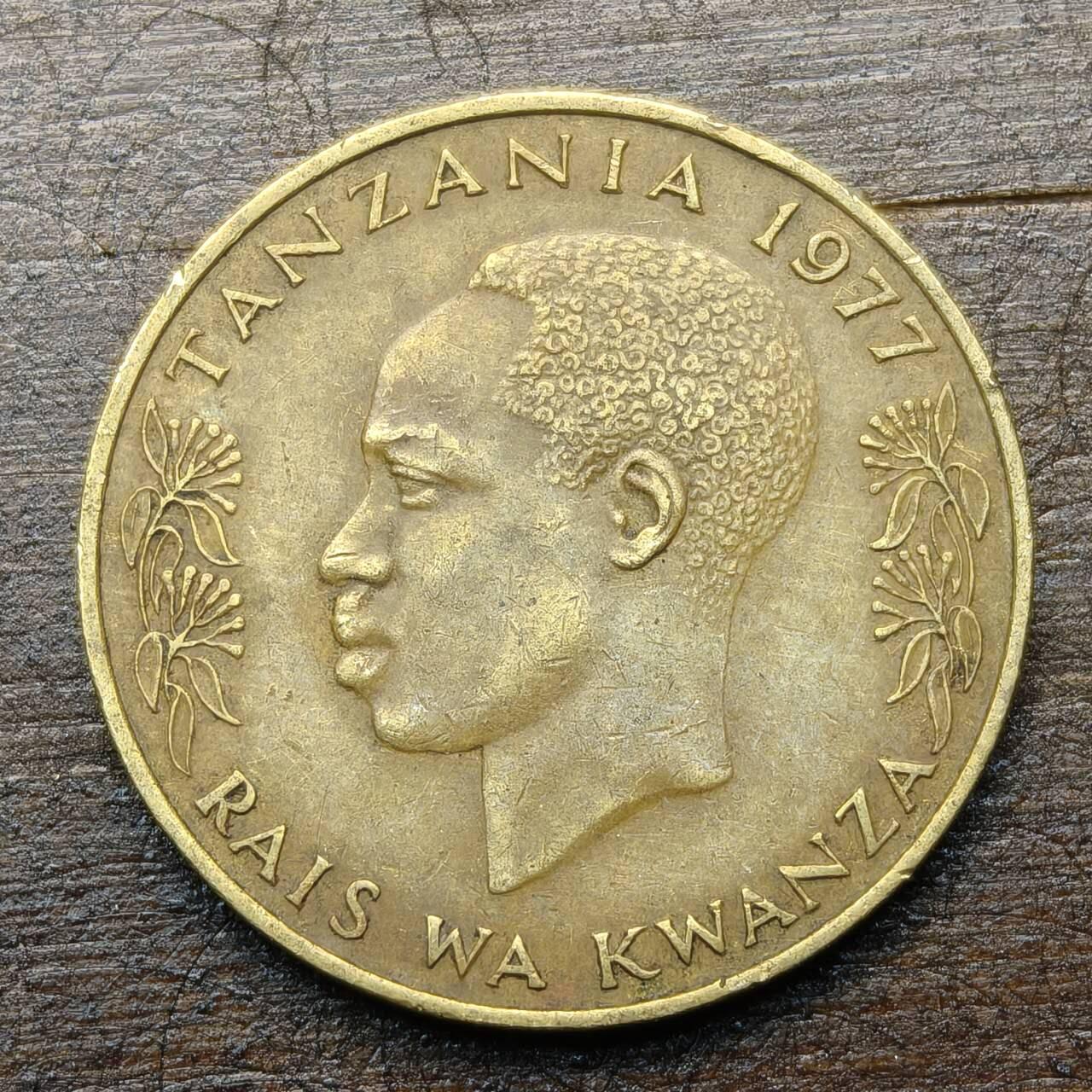 【铜匠收藏】★第142★散币专场 不寄存，30包邮。不满30元，支付5元运费。《接受代拍 代送NGC评级》 19【无寄存】坦桑尼亚 1977年 20先令 铜币 非洲鸵鸟 尼雷尔总统少年像