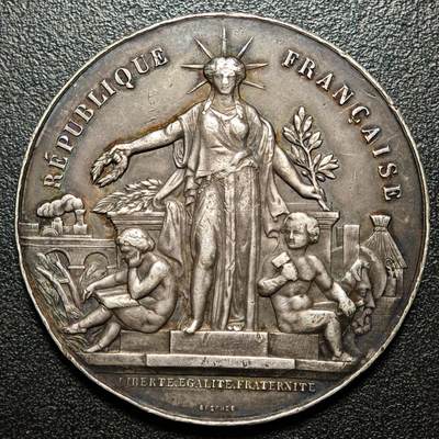 【德藏】世界币章拍卖第163期（拍品征集中~欢迎藏友联系） - 1908年 法兰西勒瓦卢瓦-佩雷理工协会自由、平等、博爱大银章 正面是头戴光芒四射的冠冕、手持麦穗与橄榄枝的‌玛丽安娜站立形象和两位小天使，背面是背面是橄榄枝交叉形成的花环和文字，少见品种 直径约：50.8mm；重约：60.5g