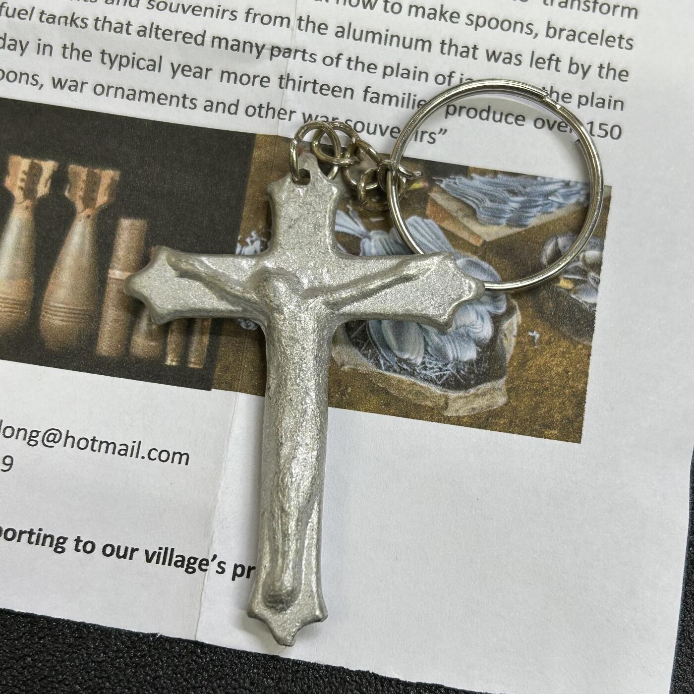 西秦中古拍卖第七十四期 老挝秘密战争纪念品 用秘密战争时期美国空袭老挝坠毁的飞机、空投未爆弹制作的十字架 带说明书